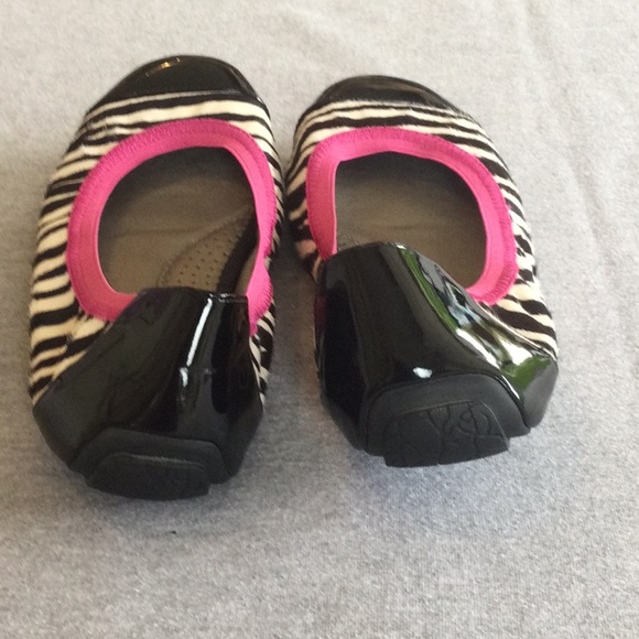 FINAL PRICE NWOB Me Too Heather zebra pattern flat - Size 7M. - Picture 4 of 16